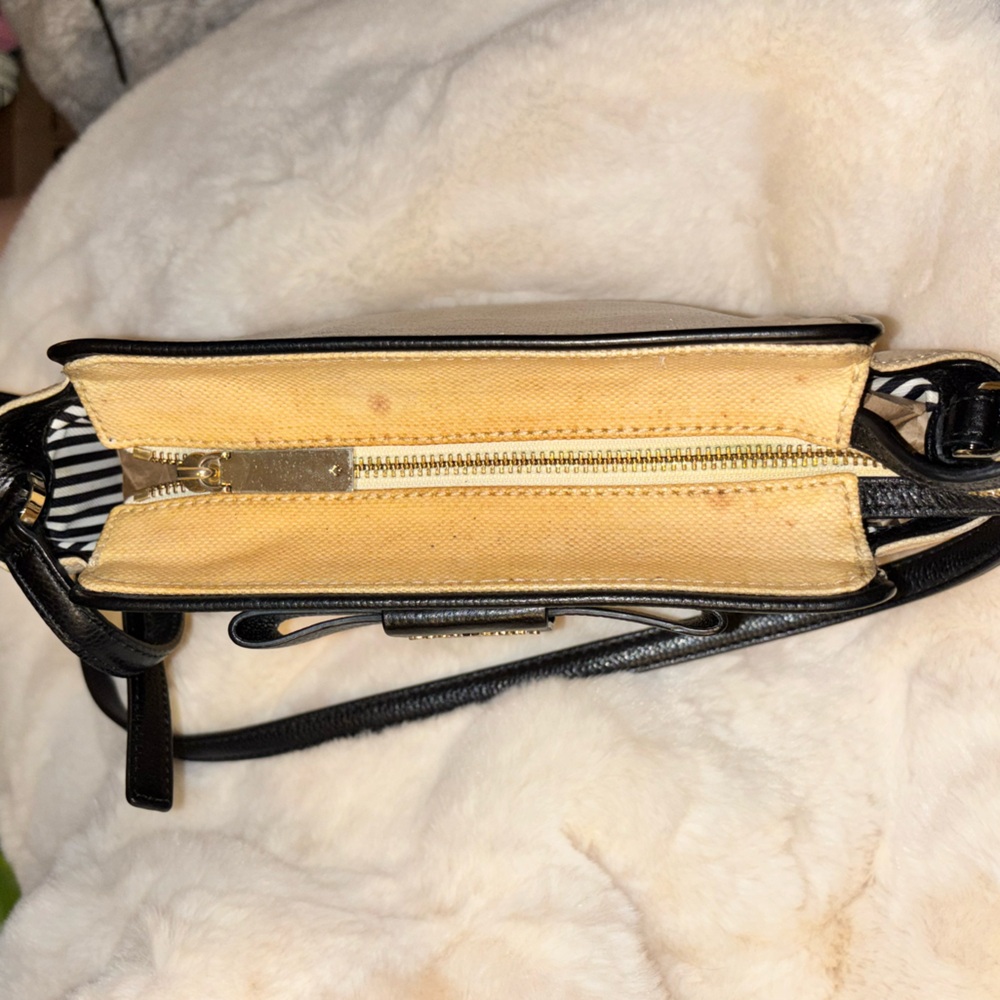 Kate Spade Black Bow on Cream Straw-like Crossbody Bag - Picture 4 of 15